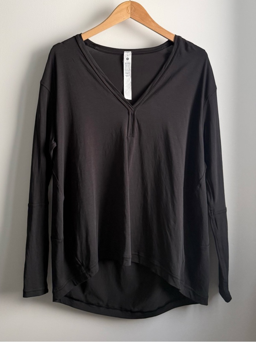 lululemon back in action v-neck